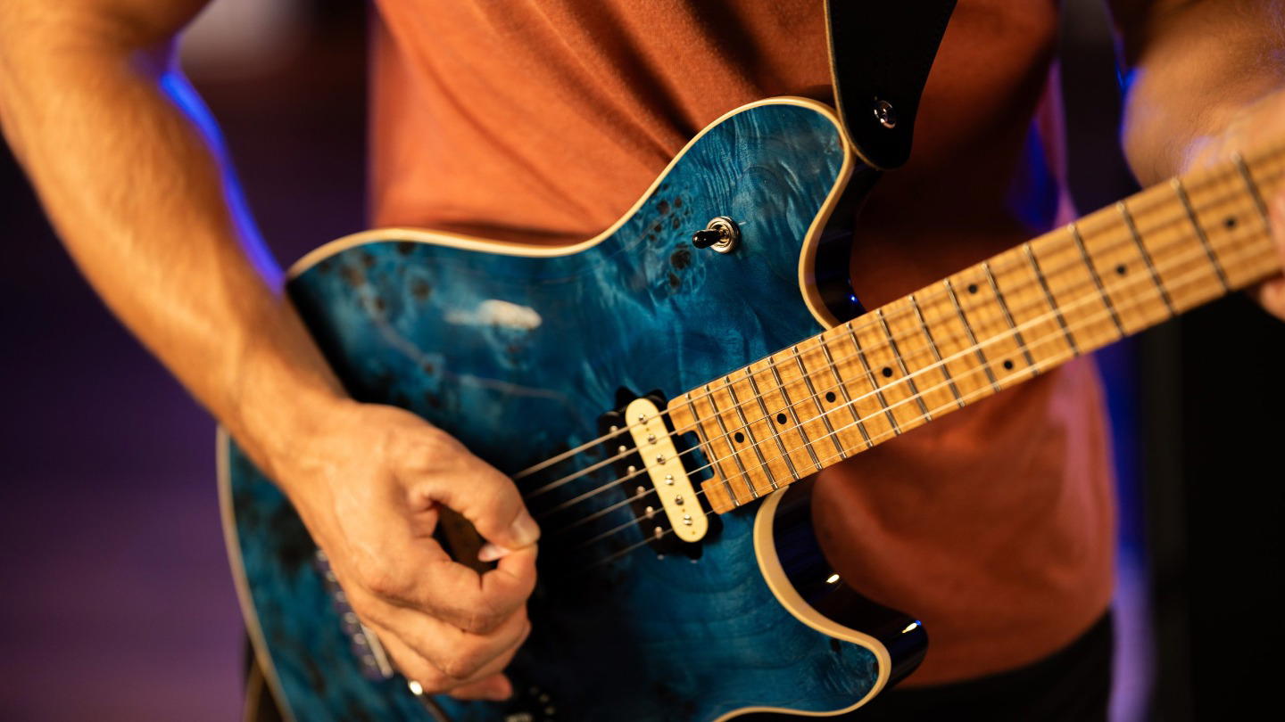 PEAVEY HP 2 Tremolo Poplar BURL RM Trans Blue