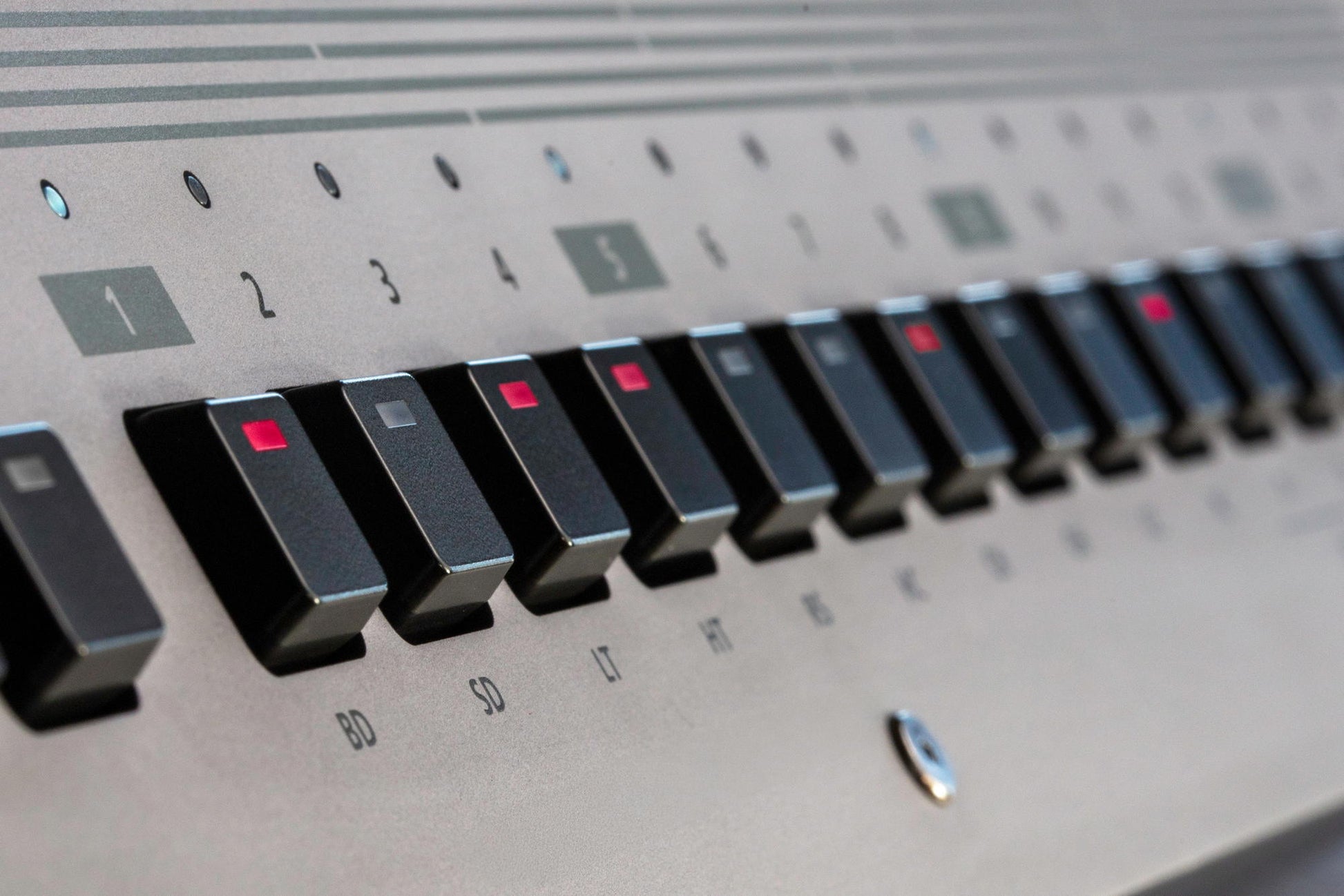 ROLAND TR-1000