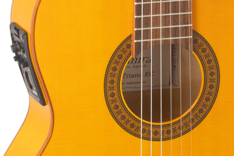 ADMIRA TRIANA SERIE FLAMENCO ELECTRIFICADA FISHMAN